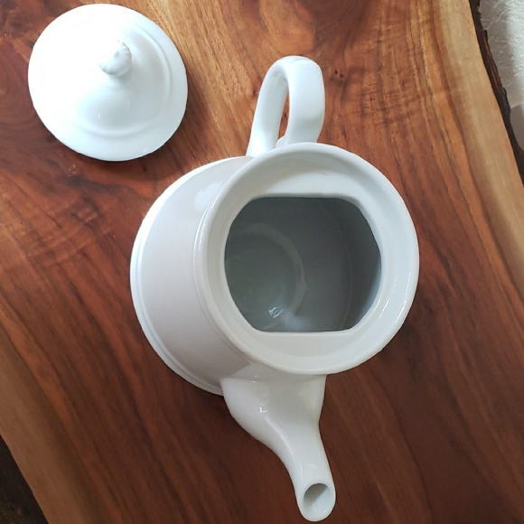 Elegant White Porcelain Teapot - Picture 3 of 6